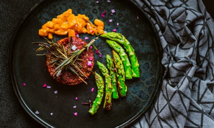 Fleischersatz mit grünem Spargel Fleischersatz mit grünem Spargel