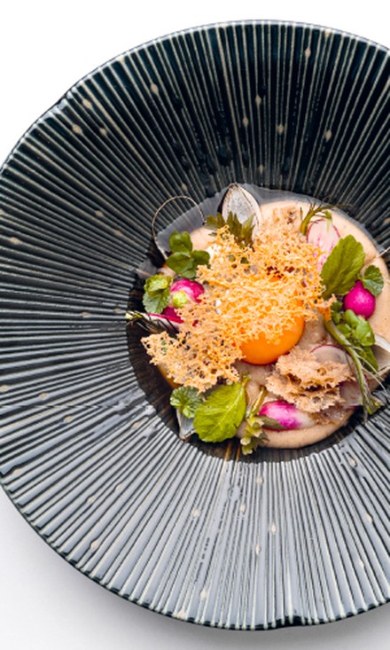 Fleischersatz auf schwarzem Teller Fleischersatz auf schwarzem Teller