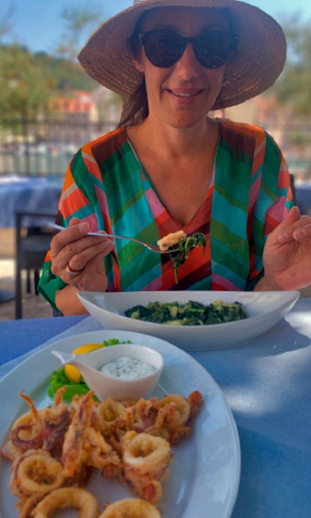 Frau isst fritierte Calamaries Frau isst fritierte Calamaries