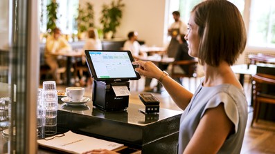 Frau tippt am Orderbird