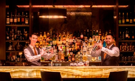 Zwei Barkeeper shaken einen Cocktail Zwei Barkeeper shaken einen Cocktail