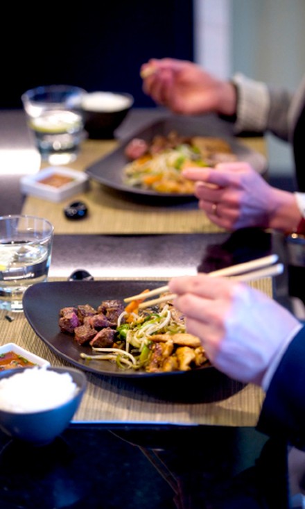 Essen mit Stäbchen Essen mit Stäbchen