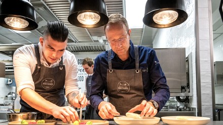 Köche beim Anrichten des Essens Köche beim Anrichten des Essens