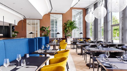 Restaurant in blau und gelb Restaurant in blau und gelb