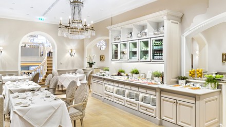 Frühstücksraum im Hotel vier Jahreszeiten Frühstücksraum im Hotel vier Jahreszeiten