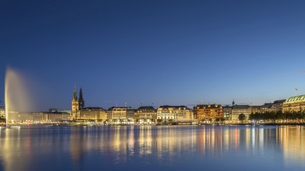 Das Hotel vier Jahreszeiten bei Nacht und vom Wasser aus Fotografiert Das Hotel vier Jahreszeiten bei Nacht und vom Wasser aus Fotografiert