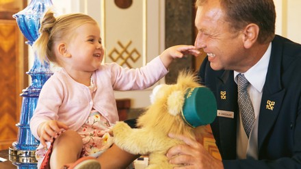 Auch mit kleinen Gästen muss ein Chefconcierge gut umgehen können. Auch mit kleinen Gästen muss ein Chefconcierge gut umgehen können.