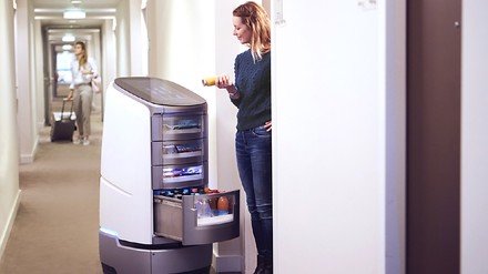 Etagenroboter der Getränke zu den Zimmern bringt Etagenroboter der Getränke zu den Zimmern bringt