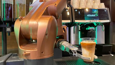 Roboter an der Kaffeemaschine Roboter an der Kaffeemaschine