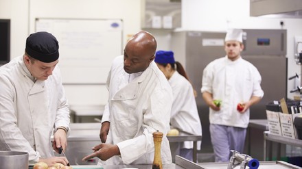 Köche bei einer Einweisung Köche bei einer Einweisung