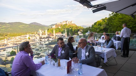 Gäste sitzen auf der Terrasse mit schöner Aussicht Gäste sitzen auf der Terrasse mit schöner Aussicht