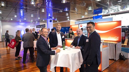 Männer reden am Stehtisch Männer reden am Stehtisch