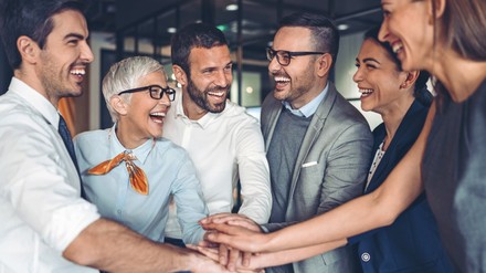 Gruppe klatscht sich ab Gruppe klatscht sich ab