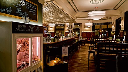 Restaurant mit Fleischschrank und Bar Restaurant mit Fleischschrank und Bar