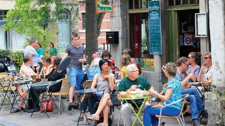 Menschen sitzen im Straßenkaffee Menschen sitzen im Straßenkaffee