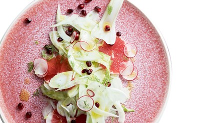 Rötlichmarmorierter Teller mit schön angerichtetem Essen Rötlichmarmorierter Teller mit schön angerichtetem Essen