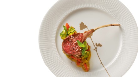 Weißer Teller mit Speisen Weißer Teller mit Speisen