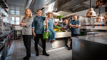 Küchenmannschaft steht in Küche Küchenmannschaft steht in Küche