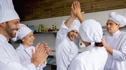 Küchencrew klatscht sich ab Küchencrew klatscht sich ab