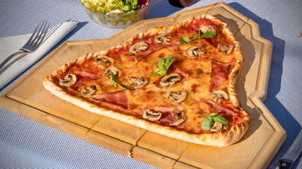 Eine Pizza in Herzform Eine Pizza in Herzform