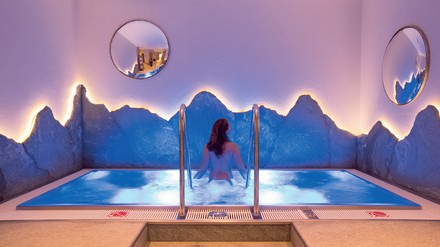 Frau geht in den Whirlpool Frau geht in den Whirlpool