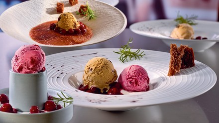 Drei auf einen Streich schön angerichtetes Dessert Eis