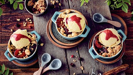 Zwetschgen Crumble mit Eis Zwetschgen Crumble mit Eis