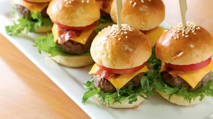 Miniburger im Briochebrötchen. Foto: bonchan via Getty Images Miniburger im Briochebrötchen. Foto: bonchan via Getty Images