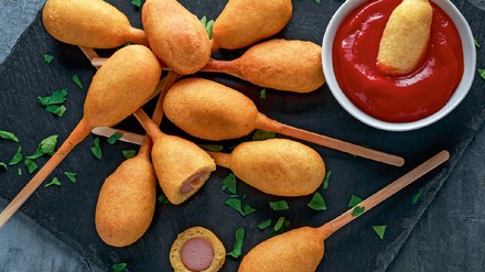 trendige Corn Dogs sind veranstaltungstauglich, passen  auf jede Snackkarte und sind auch  in der Kalkulation interessant. trendige Corn Dogs sind veranstaltungstauglich, passen  auf jede Snackkarte und sind auch  in der Kalkulation interessant.