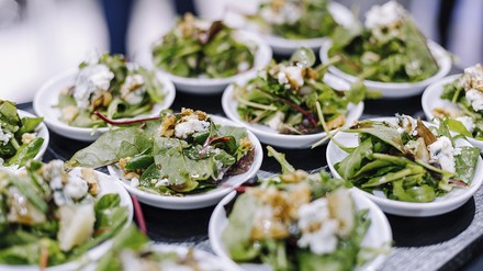 Schön angerichtete Salatschüsselchen Schön angerichtete Salatschüsselchen