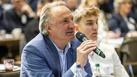 Jürgen Gangl am Mikrofon Jürgen Gangl am Mikrofon