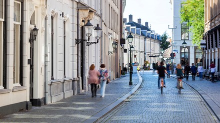 Ein Straße mit Menschen Ein Straße mit Menschen