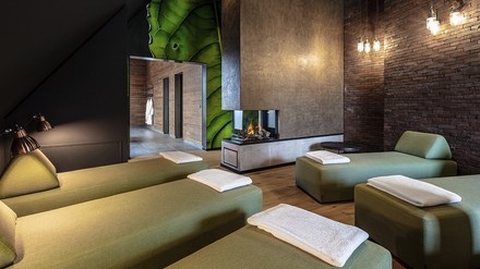 Ruheraum mit grünen Liegen Ruheraum mit grünen Liegen