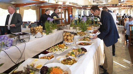 Gäste am Buffet Gäste am Buffet