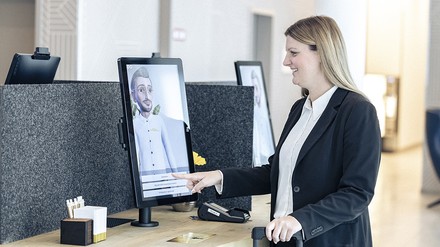 Frau unterhält sich mit einem Avatar Frau unterhält sich mit einem Avatar