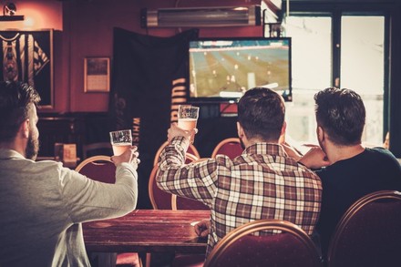 Männer vor Fernseher