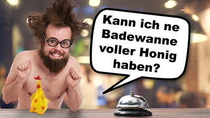 Unbekleideter Mann am Küchenpass
