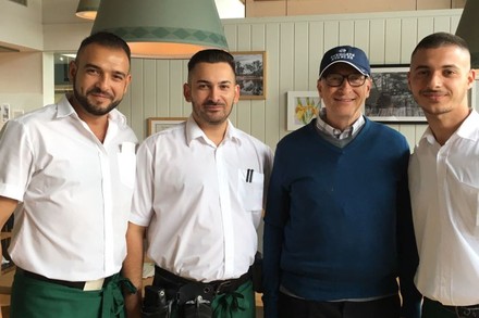 Die Kellner Melih Alan und Sascha mit Bill Gates
