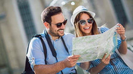 Das für Mecklenburg-Vorpommerns Wirtschaft wichtige Gastgewerbe nähert sich wieder den Rekordzahlen aus der Zeit vor der Pandemie an. (Foto: © Mediteraneo/stock.adobe.com)
Touristen