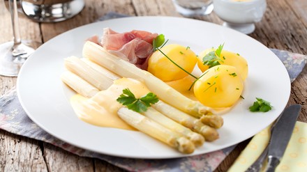 Spargel mit Kartoffel und Schinken