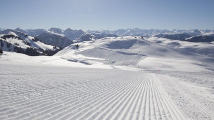 leere Skipiste bei Kitzbühel