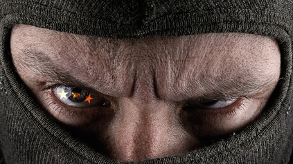 Die Augen eines Erpressers, in denen sich Sterne spiegeln