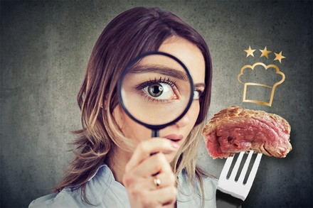 Frau sieht durch Lupe