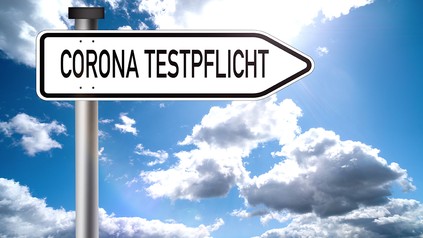 Schild mit Corona Testpflicht