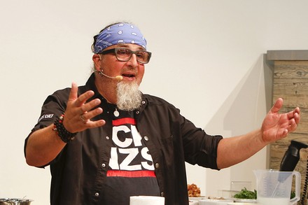 TV-Koch Stefan Marquard erläutert bei seinen Kantinenbesuchen den Küchenteams, wie man die Effizienz beim Einkauf steigert und Schulessen schonender zubereitet. (© picture alliance/Pacific Press)
Stefan Marquard