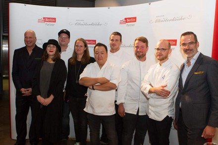 v. l. n. r. „Berliner Meisterköche 2017“ mit dem Jury-Vorsitzenden Dr. Stefan Elfenbein (li.) und Dr. Stefan Franzke, Geschäftsführer Berlin Partner (re.) (Foto: © Berlin Partner | Peter-Paul Weiler)