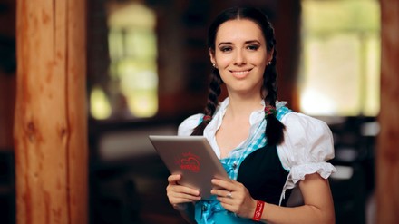 Wiener Wiesn-Kellnerin mit Tablet