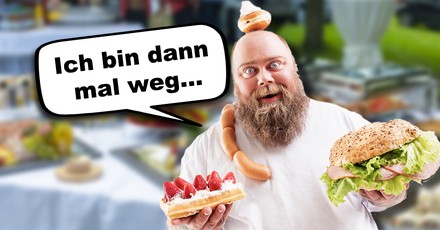 Koch mit diversen Speisen