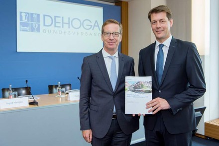 Prof. Dr. Michael Hüther (links) und Dehoga-Präsident Guide Zöllig (Rechts). (Foto: © DEHOGA Bundesverband)