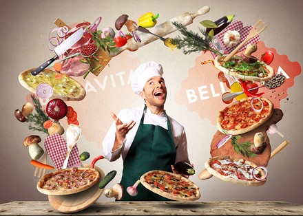 Ein italienischer Koch jongliert mit Pizzen und Zutaten